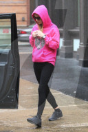 PEOPLE - Nicky Hilton im Pink Gucci Hoodie mit ihren Kindern in New York