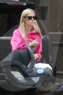 PEOPLE - Nicky Hilton im Pink Gucci Hoodie mit ihren Kindern in New York