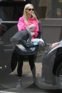 PEOPLE - Nicky Hilton im Pink Gucci Hoodie mit ihren Kindern in New York