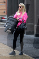 PEOPLE - Nicky Hilton im Pink Gucci Hoodie mit ihren Kindern in New York