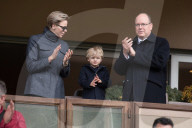 PEOPLE - Monaco: Albert und Charlene mit den Zwillingen am Rugby Match