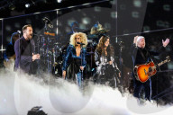 PEOPLE - Elton John und weitere Sänger beim A Grammy Salute Konzert in New York