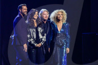 PEOPLE - Elton John und weitere Sänger beim A Grammy Salute Konzert in New York