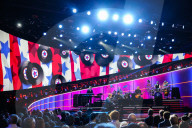 PEOPLE - Elton John und weitere Sänger beim A Grammy Salute Konzert in New York