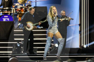 PEOPLE - Elton John und weitere Sänger beim A Grammy Salute Konzert in New York