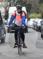 EXKLUSIV - Vogue Williams kurvt mit dem Fahrrad durch London
