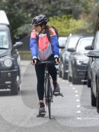 EXKLUSIV - Vogue Williams kurvt mit dem Fahrrad durch London
