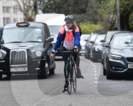EXKLUSIV - Vogue Williams kurvt mit dem Fahrrad durch London