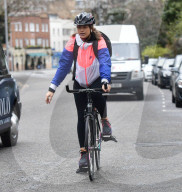 EXKLUSIV - Vogue Williams kurvt mit dem Fahrrad durch London