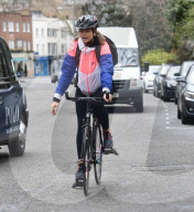 EXKLUSIV - Vogue Williams kurvt mit dem Fahrrad durch London