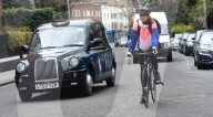 EXKLUSIV - Vogue Williams kurvt mit dem Fahrrad durch London
