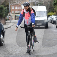 EXKLUSIV - Vogue Williams kurvt mit dem Fahrrad durch London