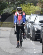 EXKLUSIV - Vogue Williams kurvt mit dem Fahrrad durch London