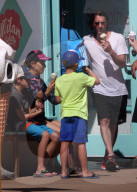 EXKLUSIV - Sheryl Crow verbringt mit ihren Jungs einen Tag am Meer