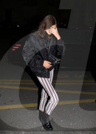 PEOPLE - Kaia Gerber in streifen Hosen in Paris unterwegs