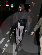 PEOPLE - Kaia Gerber in streifen Hosen in Paris unterwegs