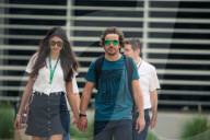 PEOPLE - Fernando Alonso hält mit seiner Linda Händchen in Bahrain