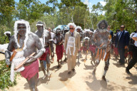 PEOPLE - Prince Charles von Aborigines  mit einer weissen Federhaube willkommen geheissen