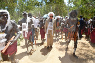 PEOPLE - Prince Charles von Aborigines  mit einer weissen Federhaube willkommen geheissen