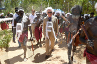 PEOPLE - Prince Charles von Aborigines  mit einer weissen Federhaube willkommen geheissen