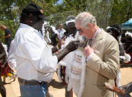 PEOPLE - Prince Charles von Aborigines  mit einer weissen Federhaube willkommen geheissen