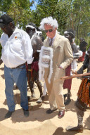 PEOPLE - Prince Charles von Aborigines  mit einer weissen Federhaube willkommen geheissen