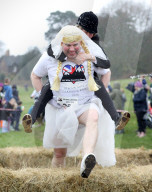 FEATURE - Dorking: Wife Carrying Race - Männer schleppen ihre Frauen