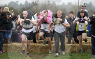 FEATURE - Dorking: Wife Carrying Race - Männer schleppen ihre Frauen