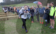 FEATURE - Dorking: Wife Carrying Race - Männer schleppen ihre Frauen