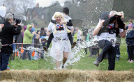 FEATURE - Dorking: Wife Carrying Race - Männer schleppen ihre Frauen