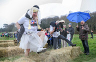FEATURE - Dorking: Wife Carrying Race - Männer schleppen ihre Frauen