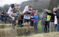 FEATURE - Dorking: Wife Carrying Race - Männer schleppen ihre Frauen
