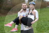 FEATURE - Dorking: Wife Carrying Race - Männer schleppen ihre Frauen