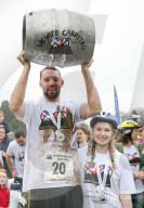 FEATURE - Dorking: Wife Carrying Race - Männer schleppen ihre Frauen
