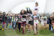 FEATURE - Dorking: Wife Carrying Race - Männer schleppen ihre Frauen
