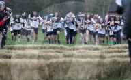 FEATURE - Dorking: Wife Carrying Race - Männer schleppen ihre Frauen