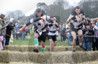 FEATURE - Dorking: Wife Carrying Race - Männer schleppen ihre Frauen
