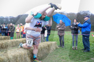 FEATURE - Dorking: Wife Carrying Race - Männer schleppen ihre Frauen
