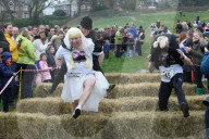 FEATURE - Dorking: Wife Carrying Race - Männer schleppen ihre Frauen