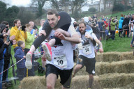 FEATURE - Dorking: Wife Carrying Race - Männer schleppen ihre Frauen