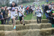 FEATURE - Dorking: Wife Carrying Race - Männer schleppen ihre Frauen