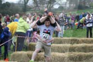 FEATURE - Dorking: Wife Carrying Race - Männer schleppen ihre Frauen