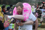 FEATURE - Dorking: Wife Carrying Race - Männer schleppen ihre Frauen