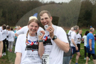 FEATURE - Dorking: Wife Carrying Race - Männer schleppen ihre Frauen