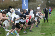 FEATURE - Dorking: Wife Carrying Race - Männer schleppen ihre Frauen