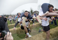 FEATURE - Dorking: Wife Carrying Race - Männer schleppen ihre Frauen