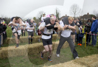 FEATURE - Dorking: Wife Carrying Race - Männer schleppen ihre Frauen