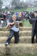 FEATURE - Dorking: Wife Carrying Race - Männer schleppen ihre Frauen