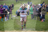 FEATURE - Dorking: Wife Carrying Race - Männer schleppen ihre Frauen