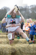FEATURE - Dorking: Wife Carrying Race - Männer schleppen ihre Frauen